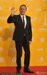 组图：让-雷诺老帅哥风范足 不停挥手显亲和