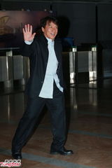 组图：晶刚香港婚礼 成龙休闲西装现身大气招呼媒体