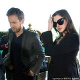 组图：海瑟薇与未婚夫现身机场 大嘴美女气质优雅