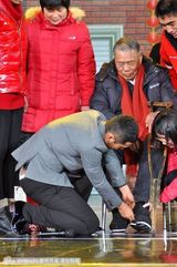 组图：海派春晚录制 黄晓明为“修鞋老爷爷”穿鞋