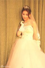 组图：贾青化身俏丽新娘 穿绝美婚纱秀身材