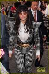 组图：GaGa米老鼠造型亮相 高垫肩圆墨镜显囧相