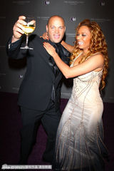 组图：斯佐尔邓斯特等出席新年派对 靓女型男争艳  