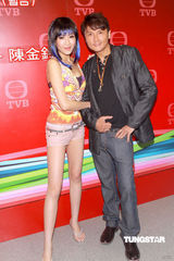 幻灯图集：陈敏之为戏扮妓女 热裤示人“挺”胸上阵