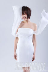 组图：万茜时尚写真白裙化身飘逸精灵