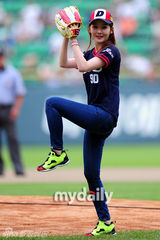 组图：Davichi成员姜敏京担任棒球比赛开球嘉宾