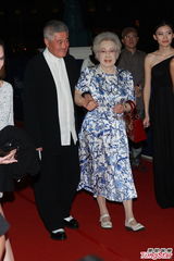 组图：赵本山携92岁高龄秦怡亮相红毯引欢呼