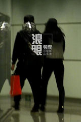 独家：章子怡汪峰首度公开牵手甜蜜咬耳朵