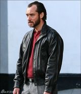 组图：《唐-海明威》曝片场照 裘德-洛残相已定