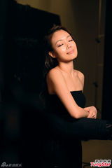 组图：容祖儿拍大片模拟深海探秘神态满足