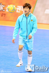 组图：EXO鹿晗等驰骋球场 Beast组进球获胜