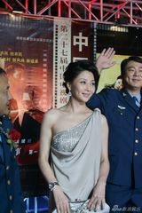 幻灯图集：殷桃妩媚亮相 优雅着装显知性魅力