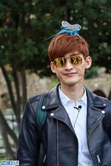 组图：账房先生华晨宇兼职摄像 张翰遭鹦鹉调戏