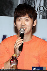 组图：韩歌手朴志胤等4人出席演唱会发布会