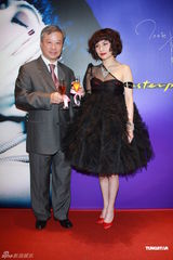 组图：何超仪代言珠宝排场大 北京演出反响佳或北上