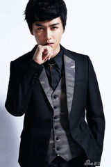 组图：陈晓【演员】西装写真曝光 身姿挺拔尽显阳光帅气