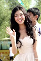 组图：巩新亮公主泡泡裙亮相 不惧高温代言网游 