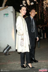 组图：张震大婚献吻娇妻 亲手为新娘提裙摆