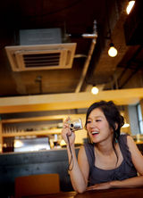 幻灯图集：张娜拉杂志照可爱玲珑 尽显小女人娇羞