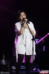 组图：刘思涵白衬衫酷帅开唱 回娘家谢粉丝