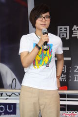 组图：周笔畅穿白T干练签售 受访腼腆露娇笑