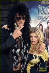 组图：黑眼豆豆主唱菲姬诞子 盘点夫妻恩爱照