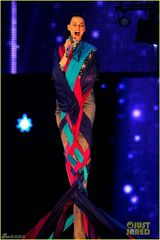 组图：EMA女星多穿三角裤 麦莉领小矮人似gaga