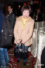 组图：《欢乐今宵》众星齐聚 戚美珍曾华倩比美