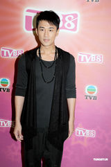 幻灯图：泳儿性感装扮抢收视 何润东想赴港苦练粤语