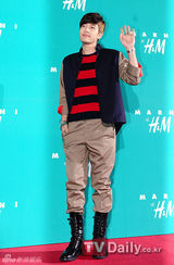 组图：SJ利特东海与少时秀英朴宰范等盛装亮相