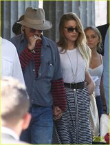 组图：50岁德普牵26岁超模逛街 恋情浮出水面