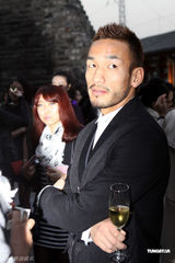 组图：马艳丽爱戴捧场时装秀 偶遇球星中田英寿