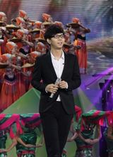 组图：胡夏献唱南宁民歌节 帅气表演大气从容