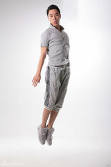 组图：董易晋动感写真显童趣 功夫拳脚可爱到底