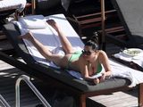 组图：布鲁克绿色比基尼兜巨乳 性感享日光浴
