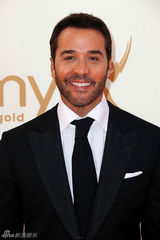 组图：第63届艾美奖红毯 杰米-帕文亮相绅士风度