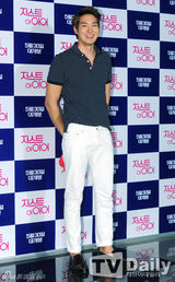 组图：郑京浩金素恩等捧爱心支持英国影片试映