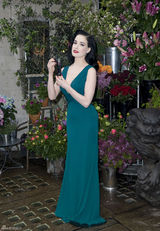 组图：黛塔-范-提斯深V长裙露完美胸线