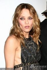 幻灯图集：约翰尼-德普夫妇现身戛纳秀恩爱