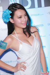 组图：王璐瑶低胸大秀事业线 自曝曾患情绪病