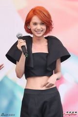 组图：杨丞琳红发抢镜 大秀小蛮腰粉丝饱眼福