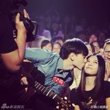 组图：网曝快男左立女友劈腿 与老外热吻