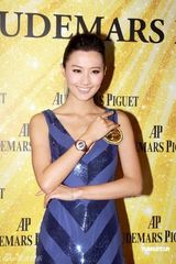 幻灯图：陈法拉穿低胸裙现身 贴双面胶纸防止走光