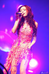 组图：张靓颖上海开唱 脚缠绷带穿高跟鞋热舞