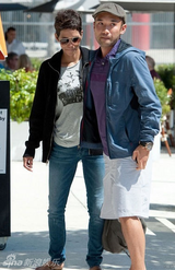 组图：哈里-贝瑞潮装打扮与朋友外出吃午饭