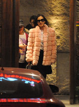 独家：baby贵妇皮草装亮相街头 深夜会友吃饭