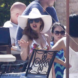 组图：LadyGaga狂甩赘肉 碎花比基尼清凉度假