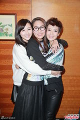 组图：黄子华新剧结局自掏腰包请客 热拥徐子珊