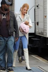 高清图：布莱克-弗莱利街拍 怀抱可爱狗狗出镜