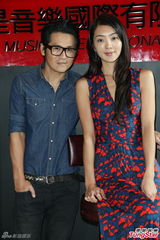 组图：曹格嘟嘴当众亲太太 一家四口齐亮相